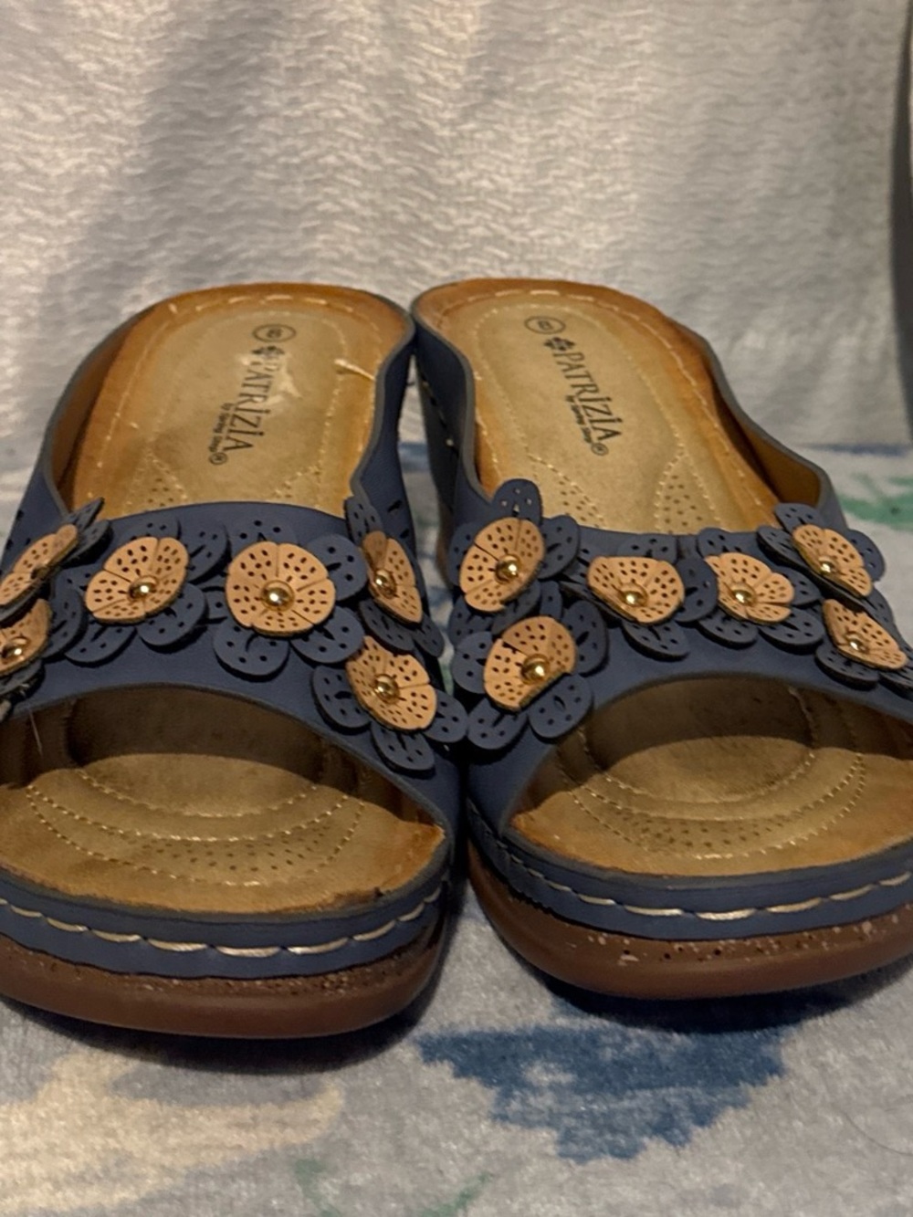 Sandals with flower accents